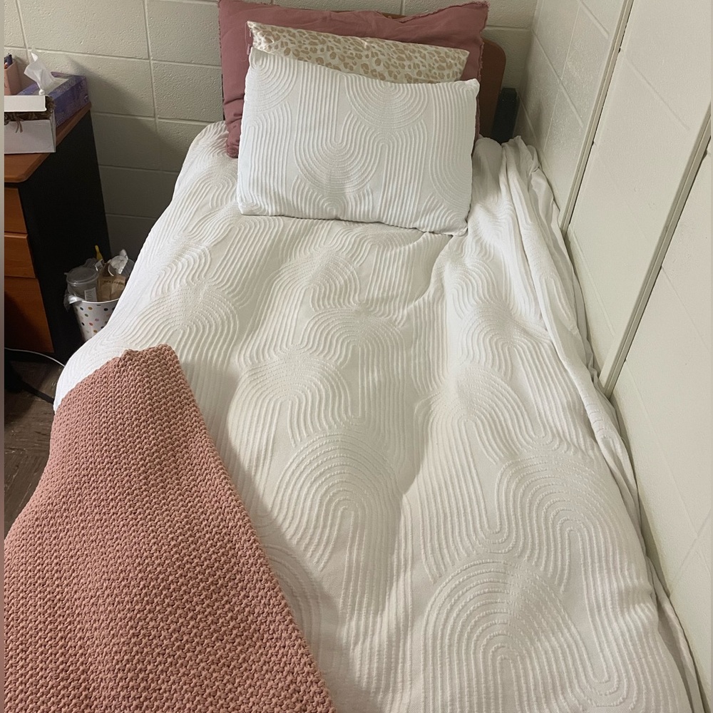 Dormify.com Cleo Arched Duvet cover with duvet and one sham.